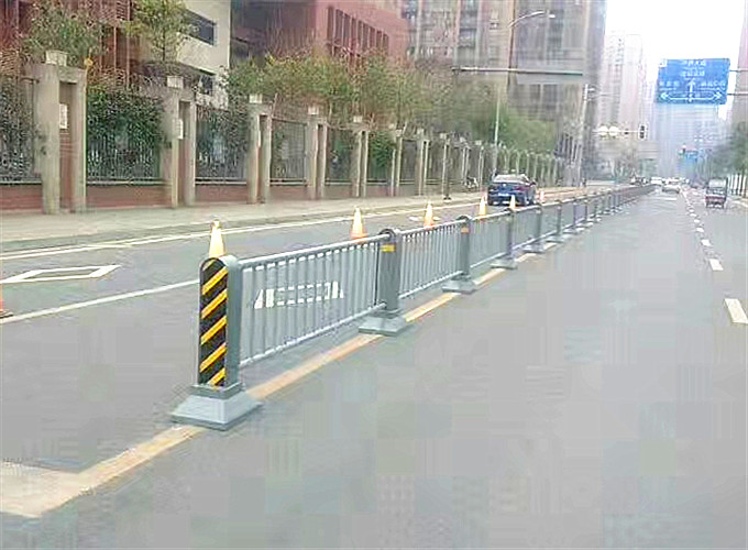 成都市政道路隔离栏